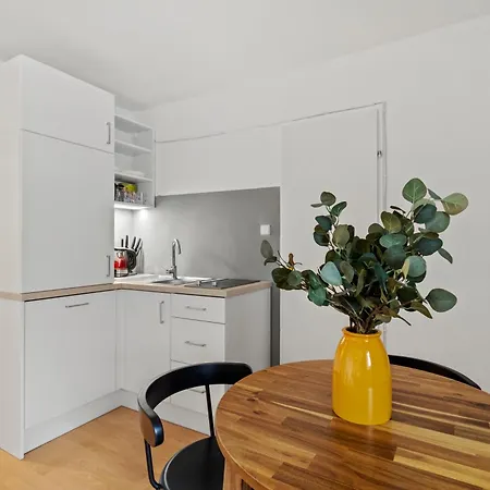 Perfect Location, 2 Min To Main Station, Long Term Apartment *