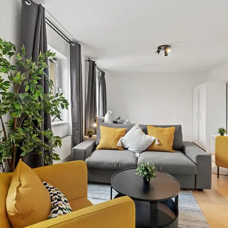 Perfect Location, 2 Min To Main Station, Long Term Apartment