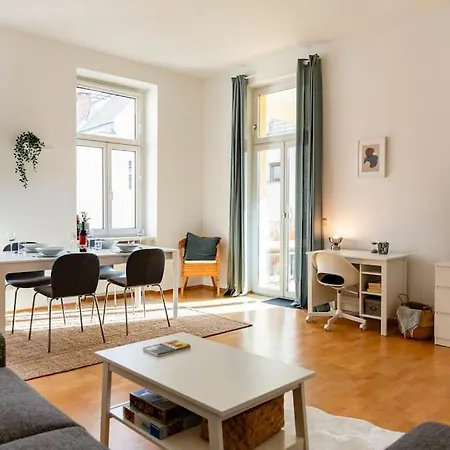 Savoir-vivre In Unserer Zentralen Balkonwohnung