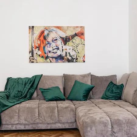 Apartment Prime Location & Peaceful Shared 2 Bedroom With Backyard