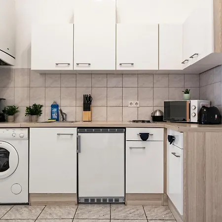 Apartment Prime Location & Peaceful Shared 2 Bedroom With Backyard Vienna