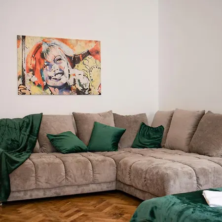 Prime Location & Peaceful Shared 2 Bedroom With Backyard Апартаменты Вена