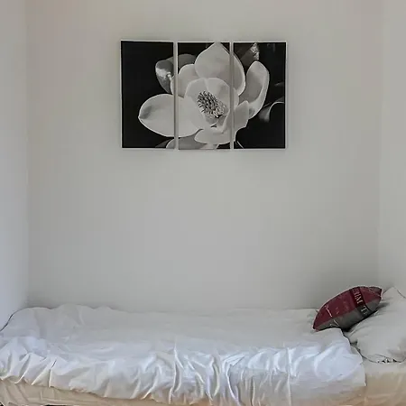 Garden-eden Apartment