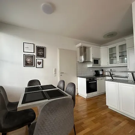 Feelhome-prater-ausblick-terrasse-6 Gaeste-wifi-smart Tv Apartment