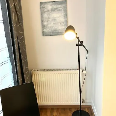 Cosy Nearly Hall And Subway