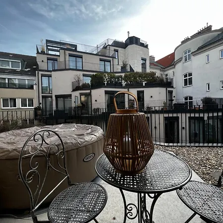 Schoene Mit Eigenem Whirlpool In Dem Stadtzentrum Guest house