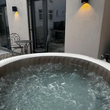 Schoene Mit Eigenem Whirlpool In Dem Stadtzentrum Guest house