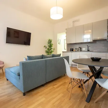 Supreme City Center Apartment