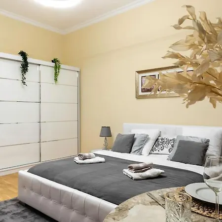 Golden Living In Apartment Vienna