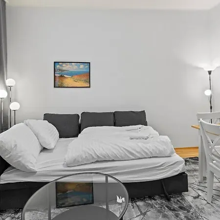 Modern Close To Center - 2br Apartment *