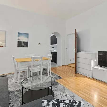 Modern Close To Center - 2br *