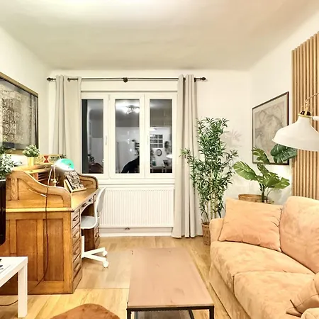 Newly Renovated At Yppenplatz *