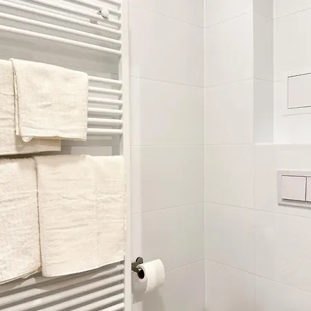 Newly Renovated At Yppenplatz Apartment *