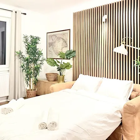 Newly Renovated At Yppenplatz *