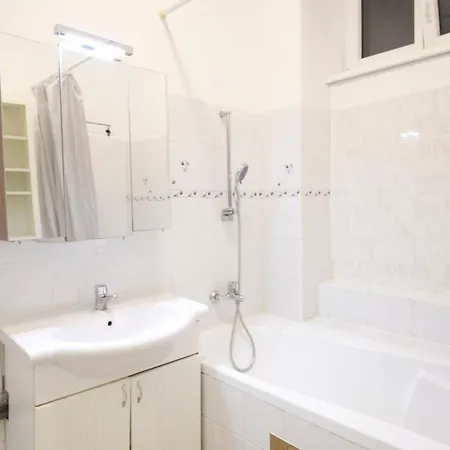 Comfortable Near Schonbrunn Palace *