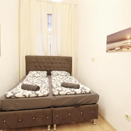 Comfortable Near Schonbrunn Palace Homestay