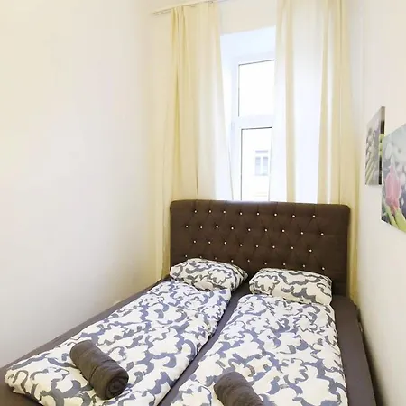 Comfortable Near Schonbrunn Palace Homestay Vienna