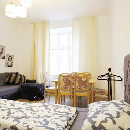 Comfortable Near Schonbrunn Palace Homestay