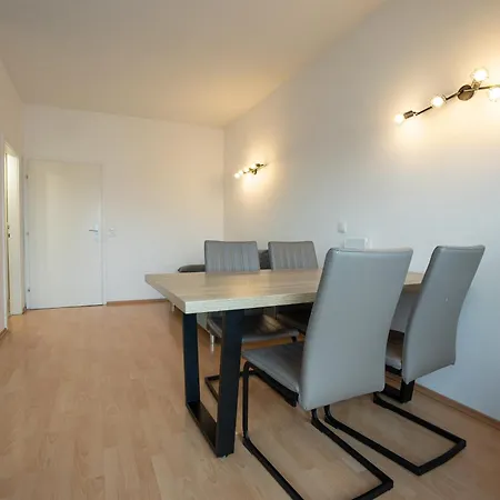 Belvedere Terrace Apartment: Central Retreat * Vienna