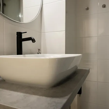 Stylish Modern In Location Apartment *