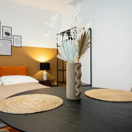 Apartment Stylish Modern In Location