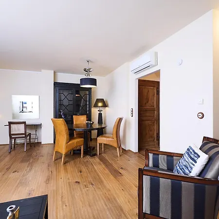 Art Sievering Apartment