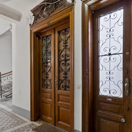 Designer Near Schoenbrunn