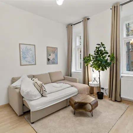 Designer Near Schoenbrunn Apartment *