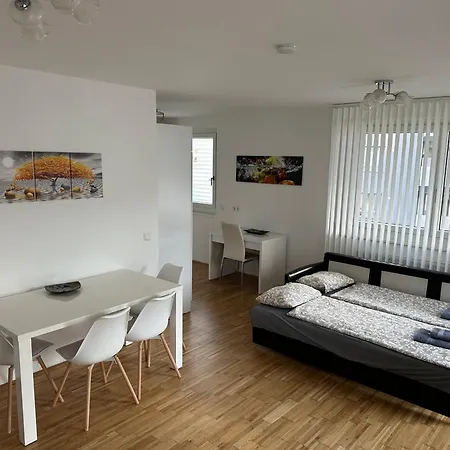 Hauptbahnhof Ferienwohnung Am Park Apartment *