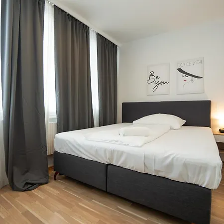 Charming With Balcony, Close To Stephansdom Cathedral *