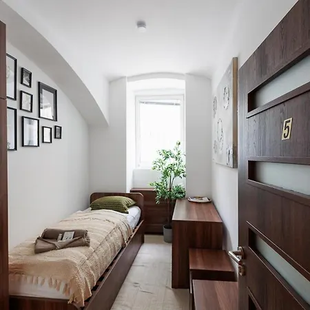 Business Hotel *