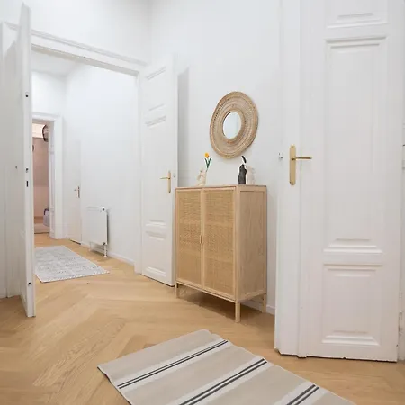 Apartment Spacious 110м2 Flat In The Center