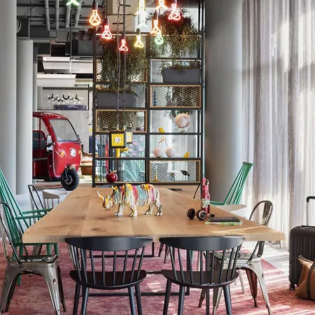 Hotel Moxy East *