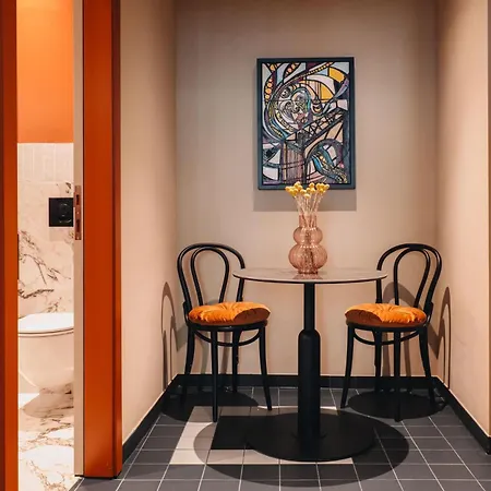 Weltwien Luxury Art & Free Parking