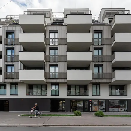 Luxurious Living With Beautiful Terrace *
