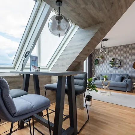 Apartment Luxurious Living With Beautiful Terrace
