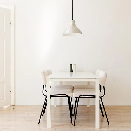Minimalistic Near Naschmarkt Apartment