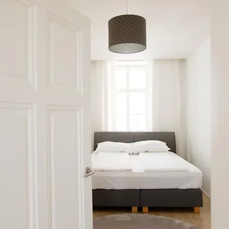 Minimalistic Near Naschmarkt Apartment *