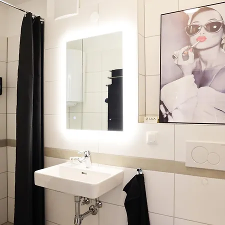 Vienna's Modern Black Beauty - Couples & Family-friendly Apartment *