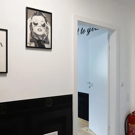 Vienna's Modern Black Beauty - Couples & Family-friendly Appartamento Vienna