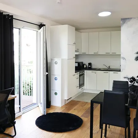 Vienna's Modern Black Beauty - Couples & Family-friendly Apartment Vienna