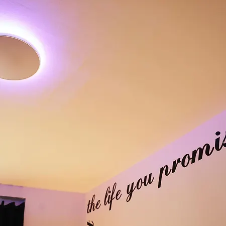 Apartment Vienna's Modern Black Beauty - Couples & Family-friendly *