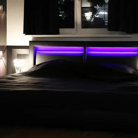 Apartment Vienna's Modern Black Beauty - Couples & Family-friendly