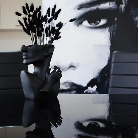 Appartamento Vienna's Modern Black Beauty - Couples & Family-friendly