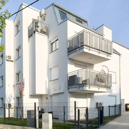 Apartment Vienna's Modern Black Beauty - Couples & Family-friendly Vienna