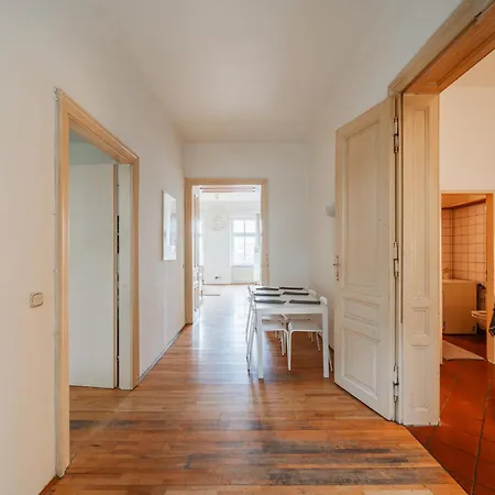 Stylisch In Vienna's 18th District