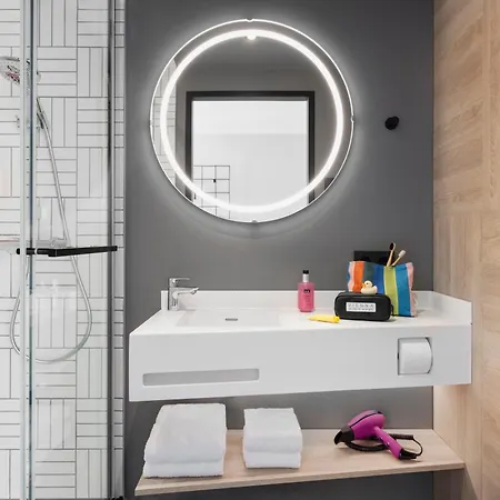 Moxy East Hotel *
