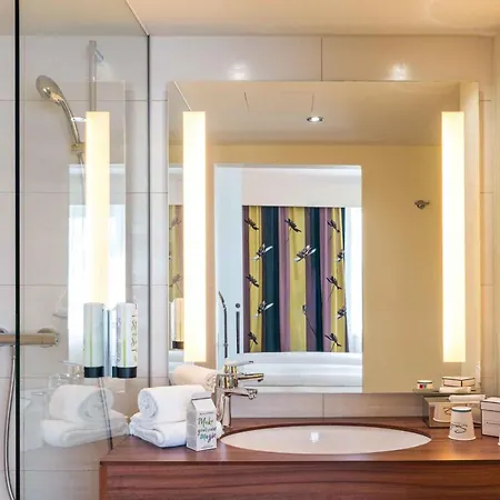 Plaza Premium Hotel 4*