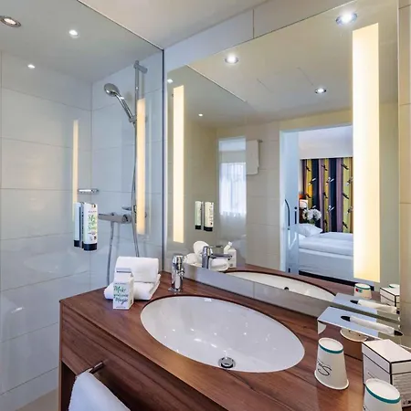 Plaza Premium Hotel 4*