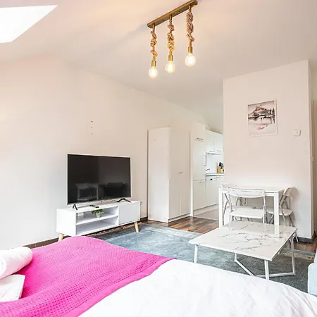 Airy Attic Apt.: Stylish At Penzing Area * Вена